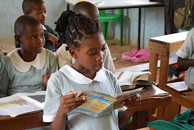 kenyan school children reading